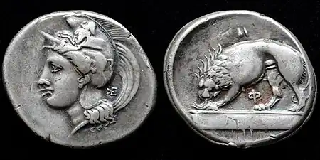 Stater struck in Velia 334–300&nbsp;BC, Athena wearing a Phrygian helmet decorated with a Centaur, Lion devouring prey