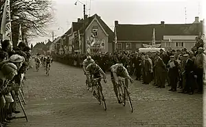 Aankomst Daniël Vanryckeghem - Eric Leman, Dwars door België 1970, Waregem, Marcel Anckaert (collectie KOERS. Museum van de Wielersport)