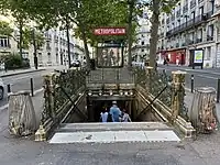 Access along Boulevard Raspail
