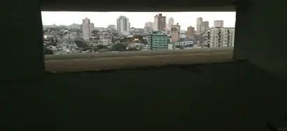 20&nbsp;in (510&nbsp;mm) separation between service and tenant corridors.