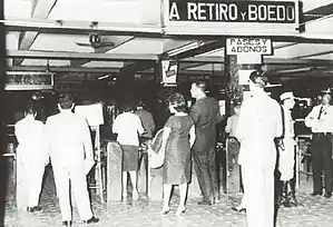 Passengers entering Line C from the former Line E station at Constitución