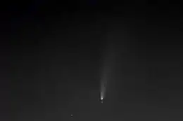 Talitha Borealis in conjunction with the comet C/2020 F3 (NEOWISE) on 18&nbsp;July 2020 21:30 UTC with an attitude von 17° above the north horizon of Berlin (image height = 4°). At the lower edge of the picture, a bit left from the centre there is the neighbour star Alkaphrah (Kappa Ursae Majoris respectively Talitha Australis). The distance between Talitha Borealis and C/2020 F3 was seven arc minutes.