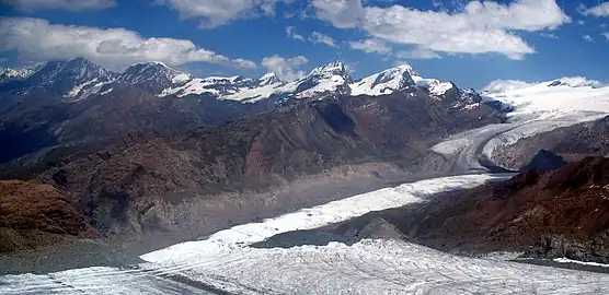 2007: The loss of thickness (about 200&nbsp;m (660&nbsp;ft)) of the lower Gorner Glacier since its major expansion in 1859 is easily recognizable on the south flank of the Gornergrat by the left over and much higher situated lateral moraine (see the light-coloured part above the grey flank; as seen from Klein Matterhorn)