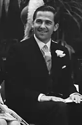 Koning_Constantijn_en_koningin_Anne-Marie_van_Griekenland_in_de_kerk,_Bestanddeelnr_919-0443_(cropped)FXD