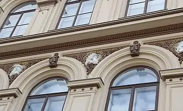 16 artist medallions on the facade by Ville Vallgren, 1887