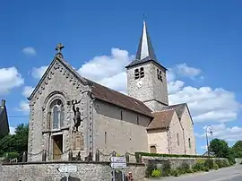 The church and war memorial in Millay