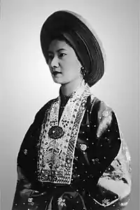 Image 7Empress Nam Phương wearing áo nhật bình and khăn vành dây (from Culture of Vietnam)