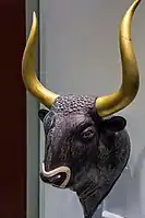 Stone rhyton in the form of a bulls head, Knossos, LM I or II. The gilt-wood horns are modern.