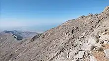 To the south of Jabal Raḩabah (1,543 m) a ridge extends, extending for approximately 10&nbsp;km, paralleling the Persian Gulf coastline