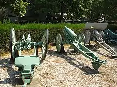 Mountain guns at the National Military Museum, Romania.  Russian 76.2 mm mountain gun M1904 left. Two Russian 76.2 mm mountain guns M1909 center.  The 7.5&nbsp;cm GebirgsKanone 13 is at far right.