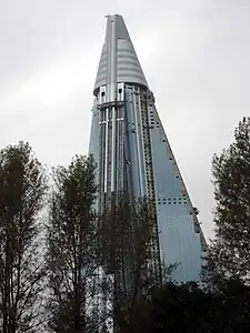 Ryugyong Hotel under construction (2010 October 8)