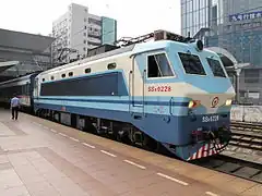 SS8 0228 in Guangzhou East railway station