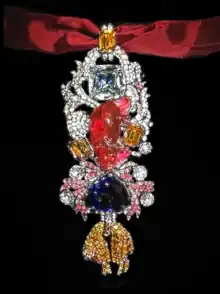 Detailed view of the recreated great Golden Fleece of king Louis XV of France. Below the 107 carats (21.4&nbsp;g; 0.75&nbsp;oz) spinel Côte de Bretagne hangs the French Blue diamond and the fleece itself, set with hundreds of yellow diamond replicas