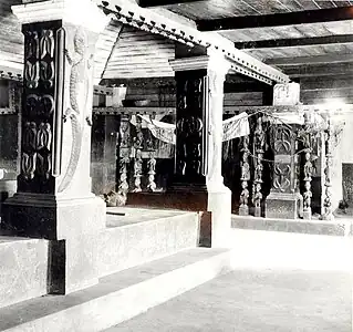 The interior of a building in Ode Ondo, capital of the Ondo Kingdom.