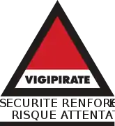 Vigipirate triangle with "Sécurité Renforcée Risque Attentat" in black font