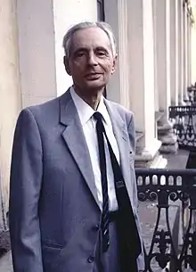 Wladimir Admoni awaiting a festivity for the 100th birthday of Anna Achmatova on the balcony of the building of the Leningrad (now: Saint Petersburg) Philharmonia in June 1989